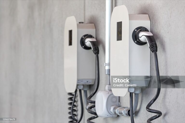 Zwei installierte Wallboxen an einer Betonwand