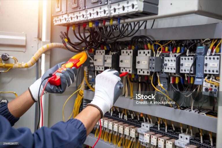 Elektriker misst an einem Zählerschrank